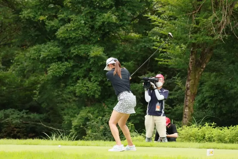 稲見萌寧のドライバースイング（斜め前方）連続写真【CATレディス2022】