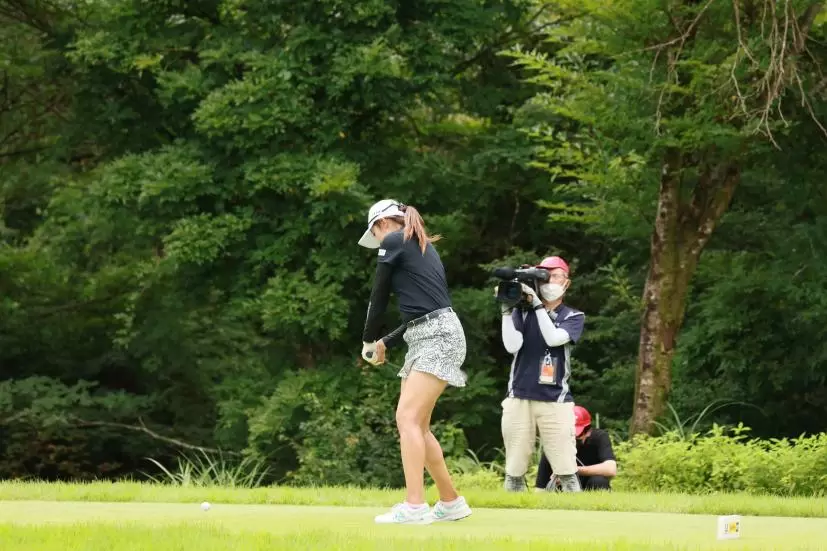 稲見萌寧のドライバースイング（斜め前方）連続写真【CATレディス2022】