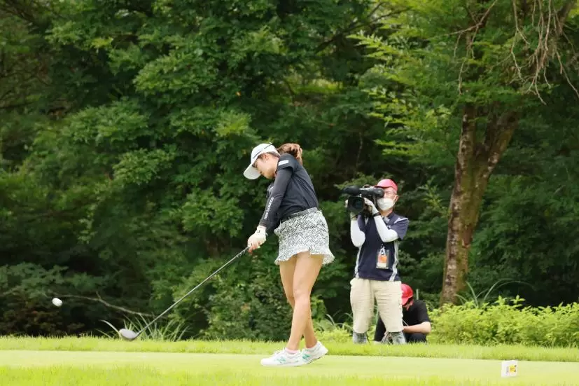 稲見萌寧のドライバースイング（斜め前方）連続写真【CATレディス2022】