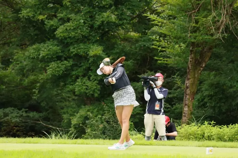 稲見萌寧のドライバースイング（斜め前方）連続写真【CATレディス2022】