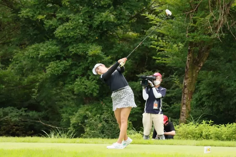 稲見萌寧のドライバースイング（斜め前方）連続写真【CATレディス2022】