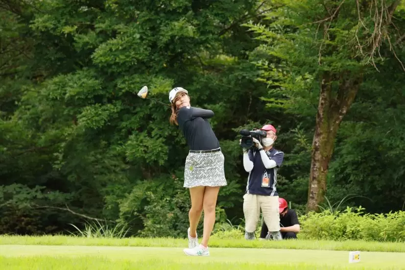 稲見萌寧のドライバースイング（斜め前方）連続写真【CATレディス2022】