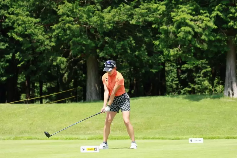 岩井千怜のドライバースイング（正面）連続写真【CATレディス2022】