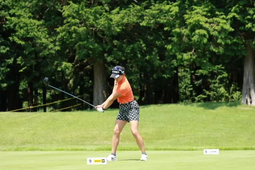 岩井千怜のドライバースイング（正面）連続写真【CATレディス2022】