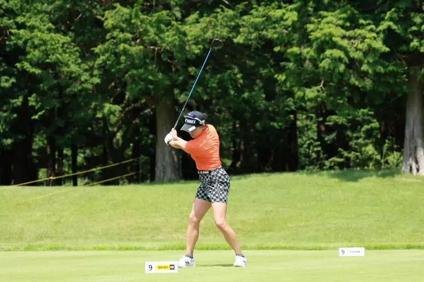 岩井千怜のドライバースイング（正面）連続写真【CATレディス2022】