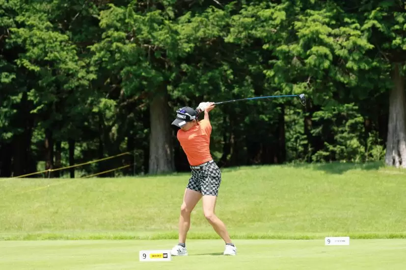 岩井千怜のドライバースイング（正面）連続写真【CATレディス2022】