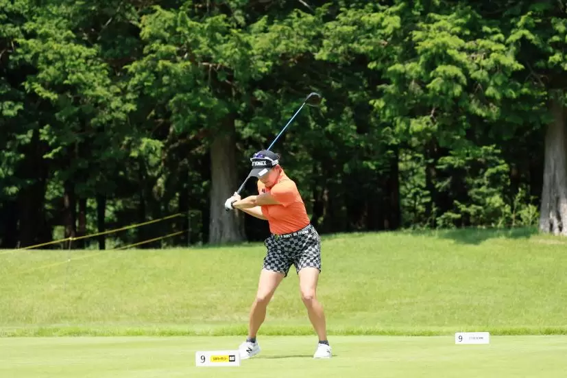 岩井千怜のドライバースイング（正面）連続写真【CATレディス2022】