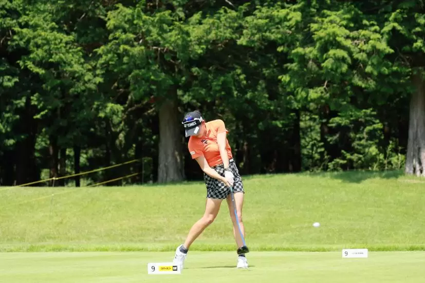 岩井千怜のドライバースイング（正面）連続写真【CATレディス2022】