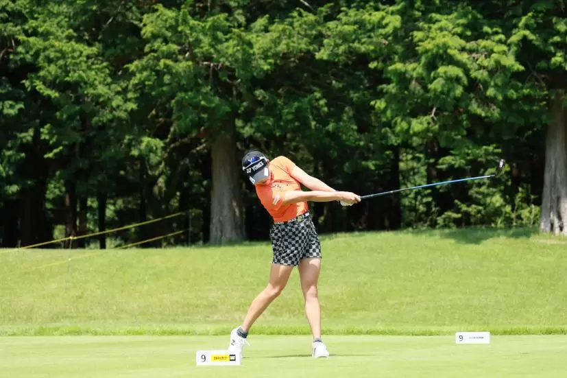 岩井千怜のドライバースイング（正面）連続写真【CATレディス2022】