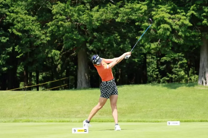 岩井千怜のドライバースイング（正面）連続写真【CATレディス2022】
