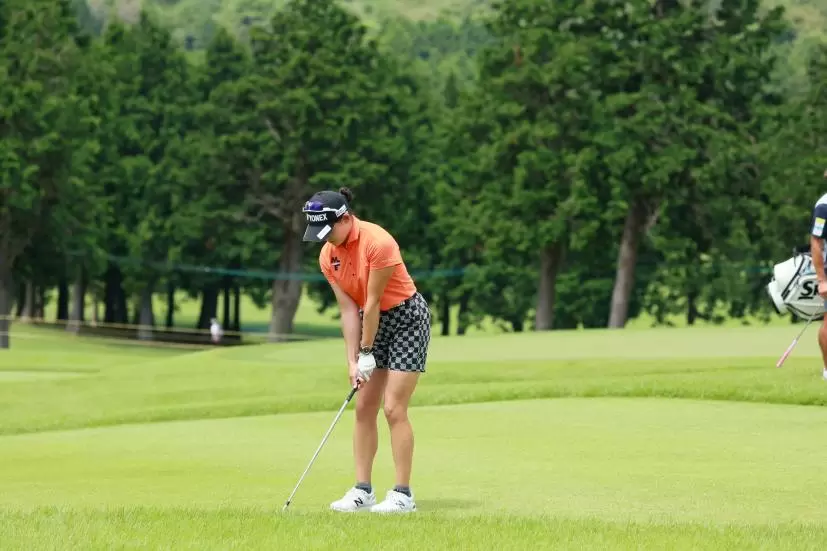 岩井千怜のウェッジスイング（アプローチ）連続写真【CATレディス2022】