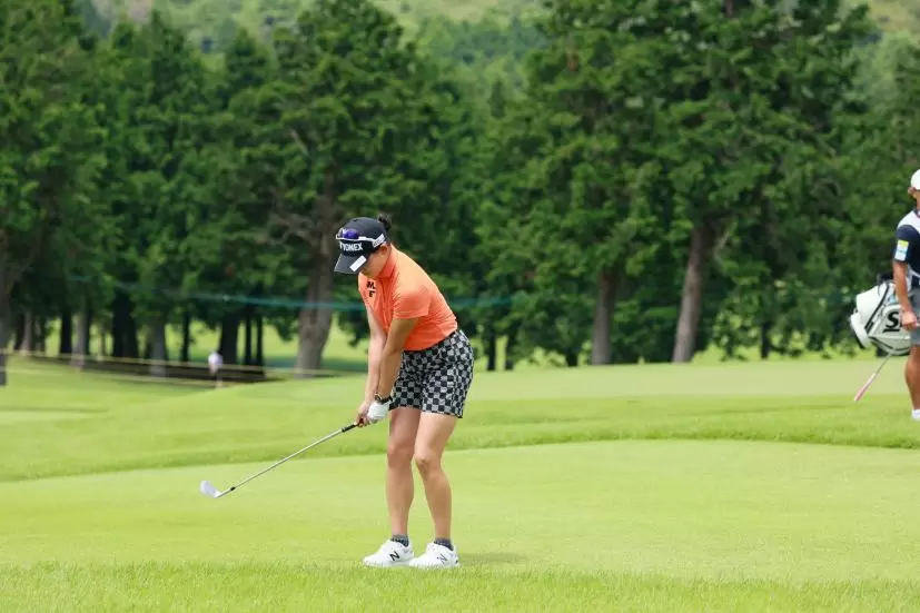 岩井千怜のウェッジスイング（アプローチ）連続写真【CATレディス2022】