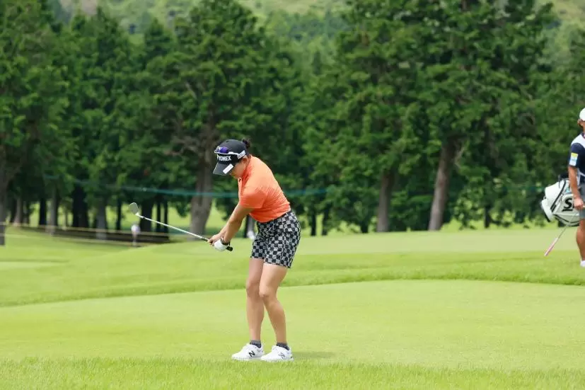 岩井千怜のウェッジスイング（アプローチ）連続写真【CATレディス2022】