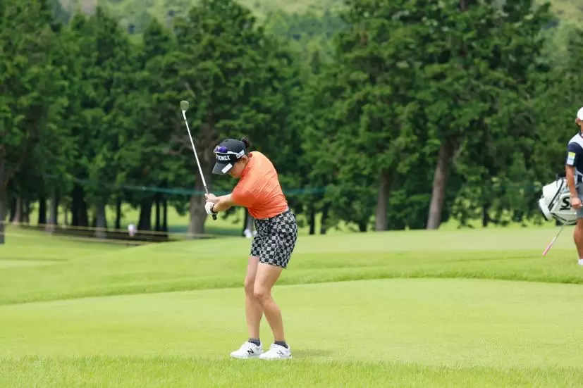 岩井千怜のウェッジスイング（アプローチ）連続写真【CATレディス2022】