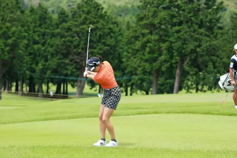 岩井千怜のウェッジスイング（アプローチ）連続写真【CATレディス2022】