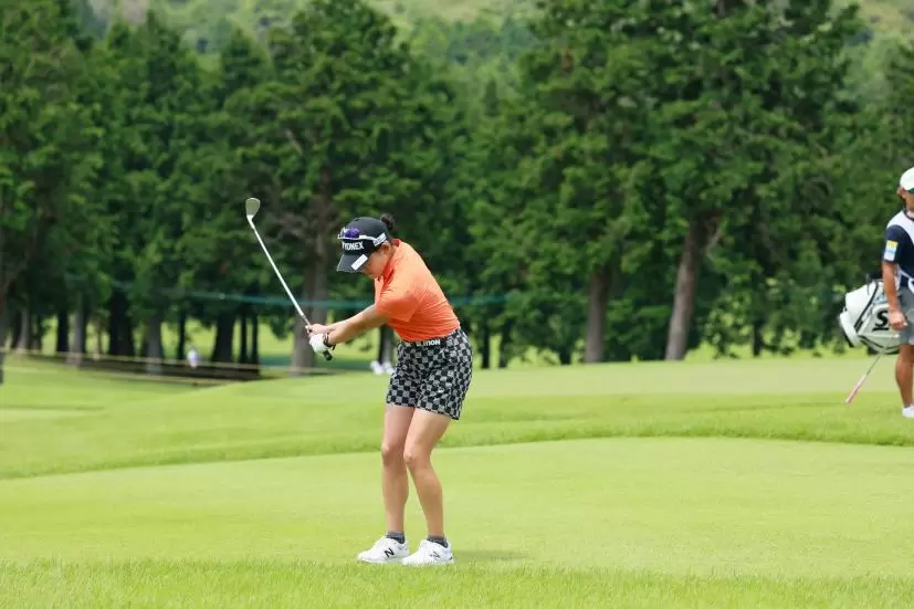 岩井千怜のウェッジスイング（アプローチ）連続写真【CATレディス2022】