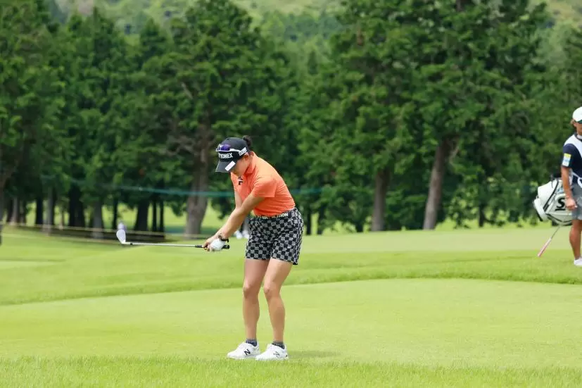 岩井千怜のウェッジスイング（アプローチ）連続写真【CATレディス2022】