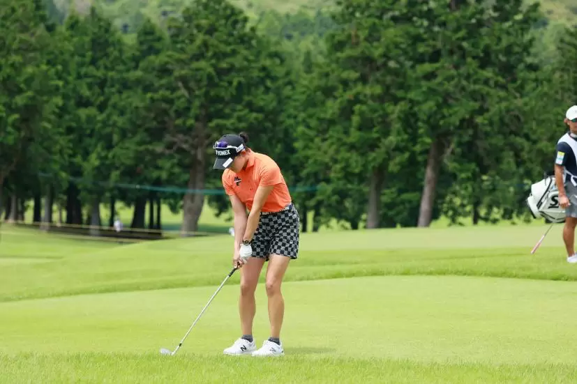 岩井千怜のウェッジスイング（アプローチ）連続写真【CATレディス2022】