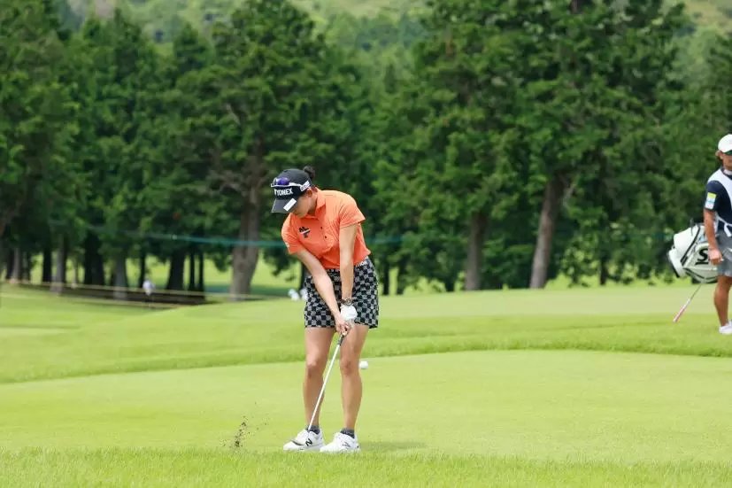 岩井千怜のウェッジスイング（アプローチ）連続写真【CATレディス2022】