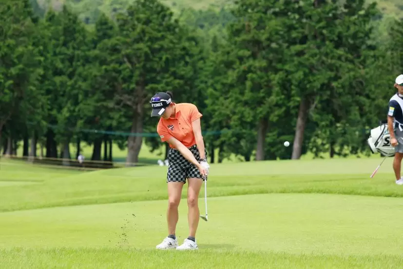 岩井千怜のウェッジスイング（アプローチ）連続写真【CATレディス2022】