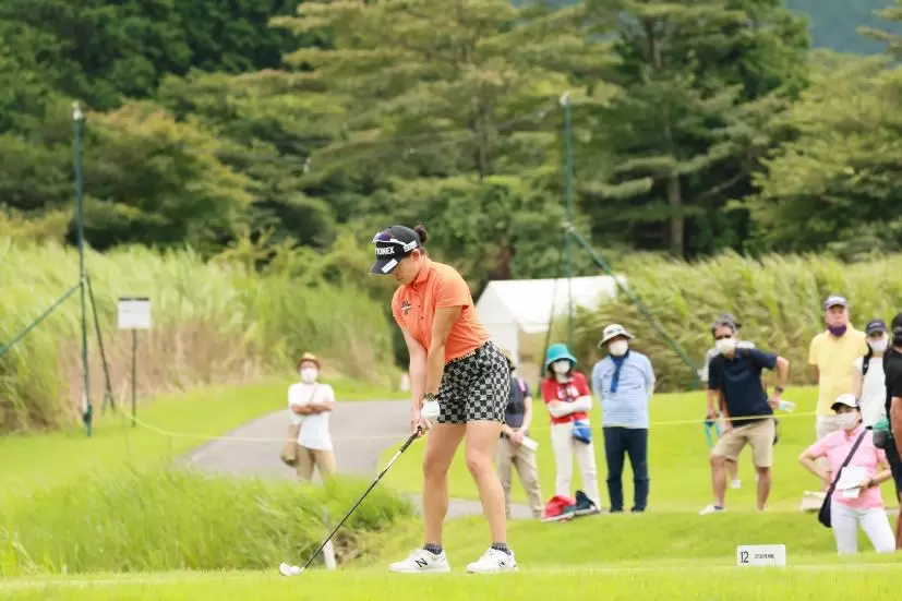 岩井千怜のアイアンスイング（斜め前方）連続写真【CATレディス2022】