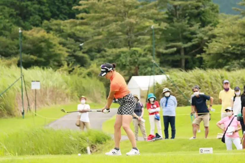 岩井千怜のアイアンスイング（斜め前方）連続写真【CATレディス2022】