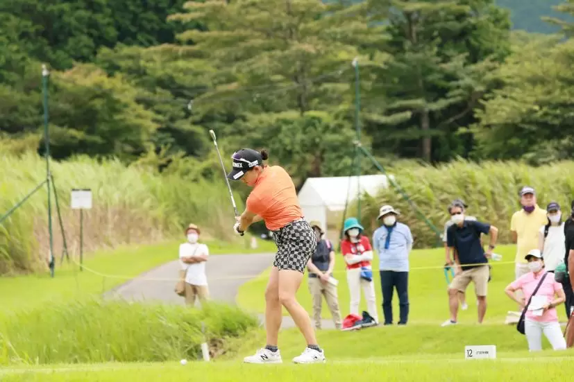 岩井千怜のアイアンスイング（斜め前方）連続写真【CATレディス2022】