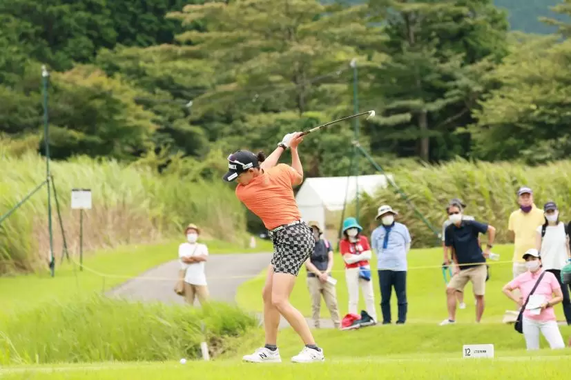 岩井千怜のアイアンスイング（斜め前方）連続写真【CATレディス2022】