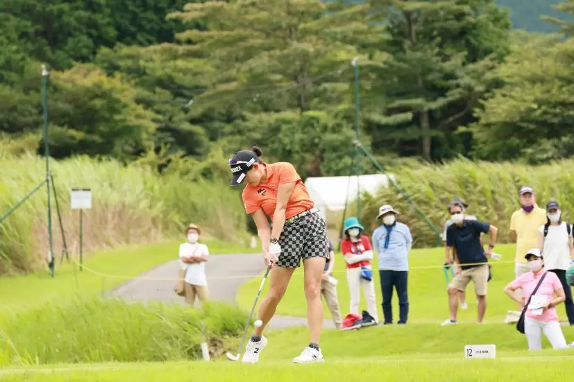 岩井千怜のアイアンスイング（斜め前方）連続写真【CATレディス2022】