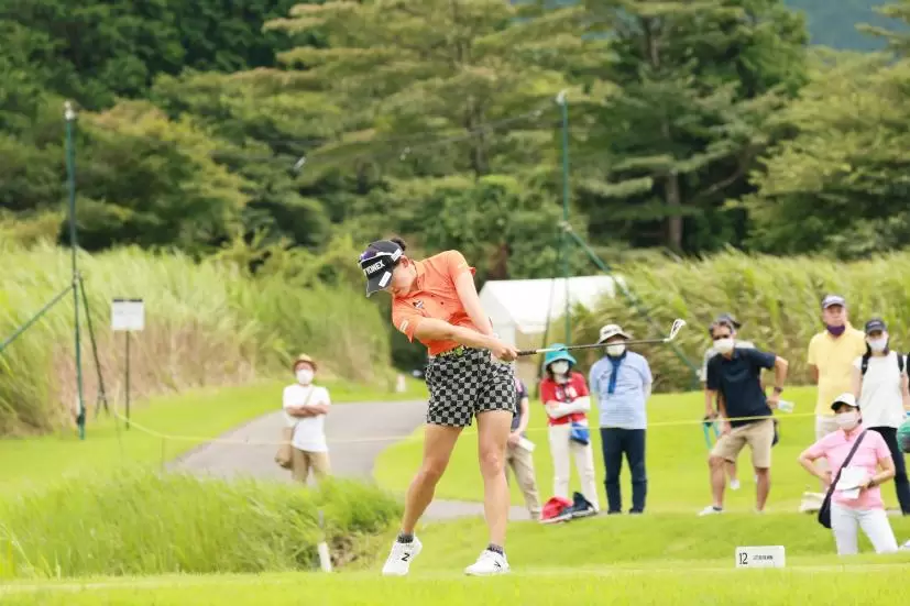 岩井千怜のアイアンスイング（斜め前方）連続写真【CATレディス2022】