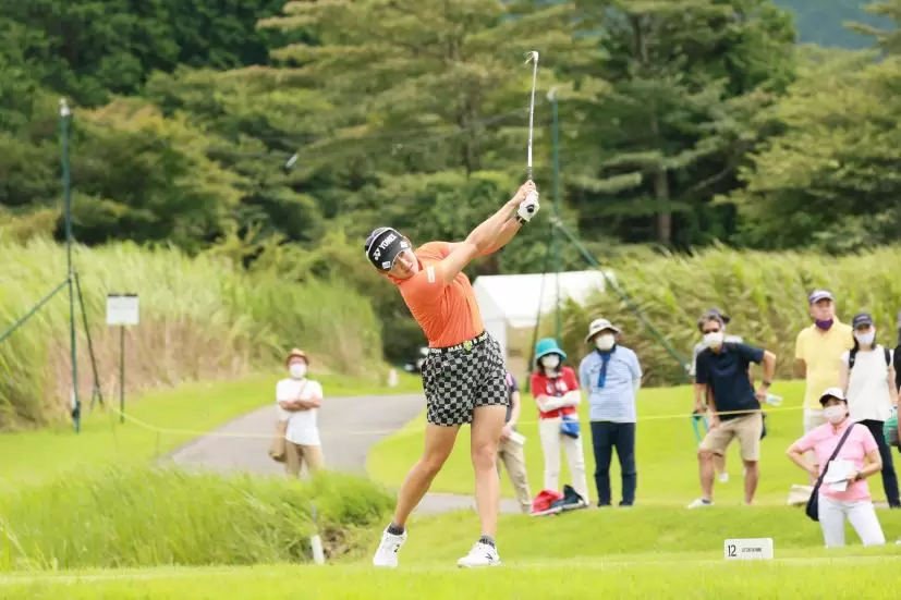 岩井千怜のアイアンスイング（斜め前方）連続写真【CATレディス2022】