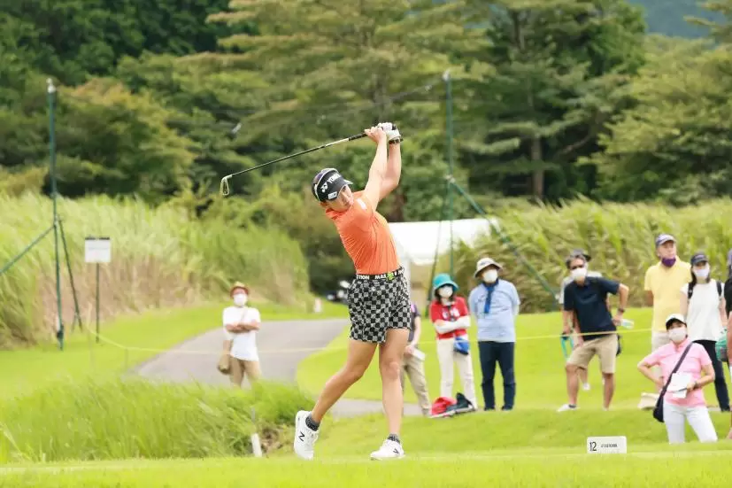 岩井千怜のアイアンスイング（斜め前方）連続写真【CATレディス2022】