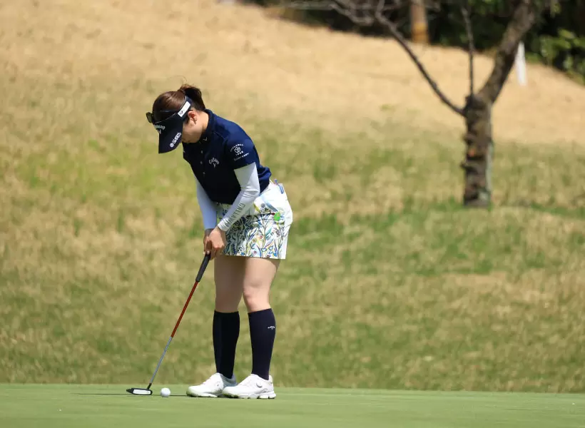 西村優菜のパッティングストローク（斜め前方）