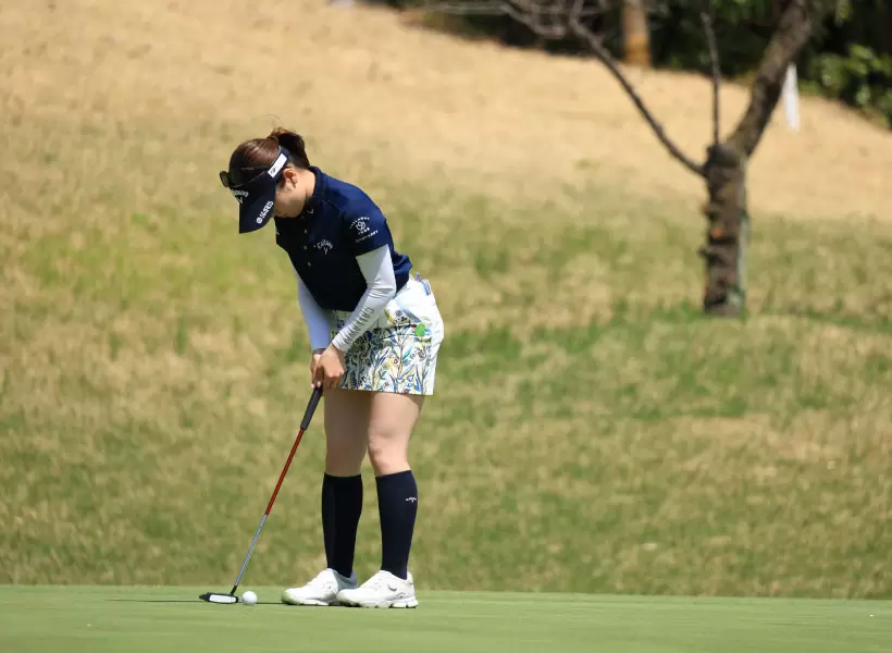 西村優菜のパッティングストローク（斜め前方）