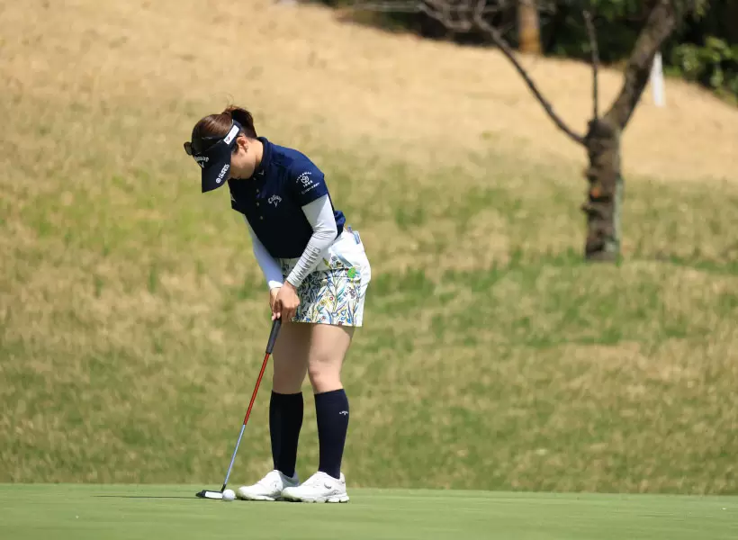 西村優菜のパッティングストローク（斜め前方）