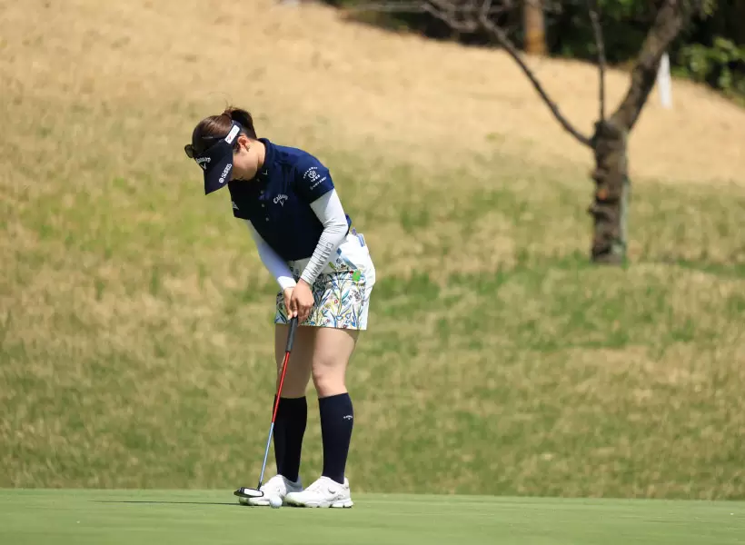 西村優菜のパッティングストローク（斜め前方）