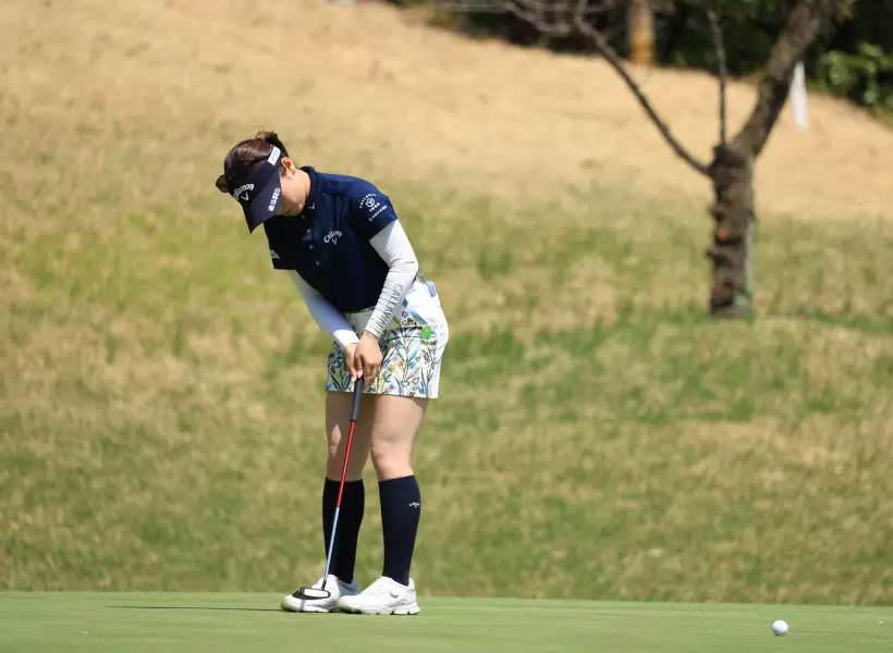 西村優菜のパッティングストローク（斜め前方）