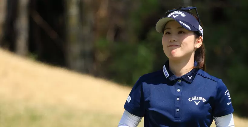 西村優菜のパッティングストローク（斜め前方）