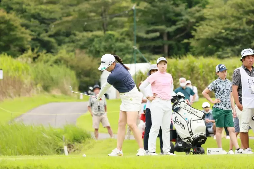 勝みなみのアイアンスイング（斜め前方）連続写真【CATレディス2022】