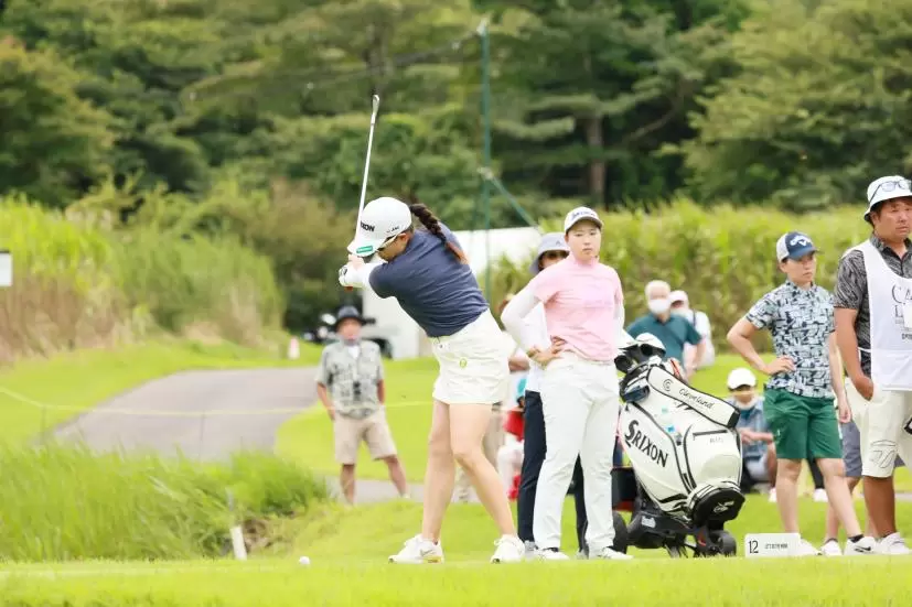 勝みなみのアイアンスイング（斜め前方）連続写真【CATレディス2022】