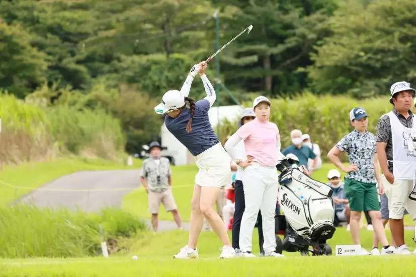 勝みなみのアイアンスイング（斜め前方）連続写真【CATレディス2022】