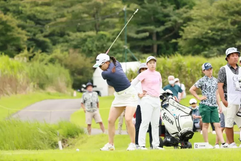 勝みなみのアイアンスイング（斜め前方）連続写真【CATレディス2022】