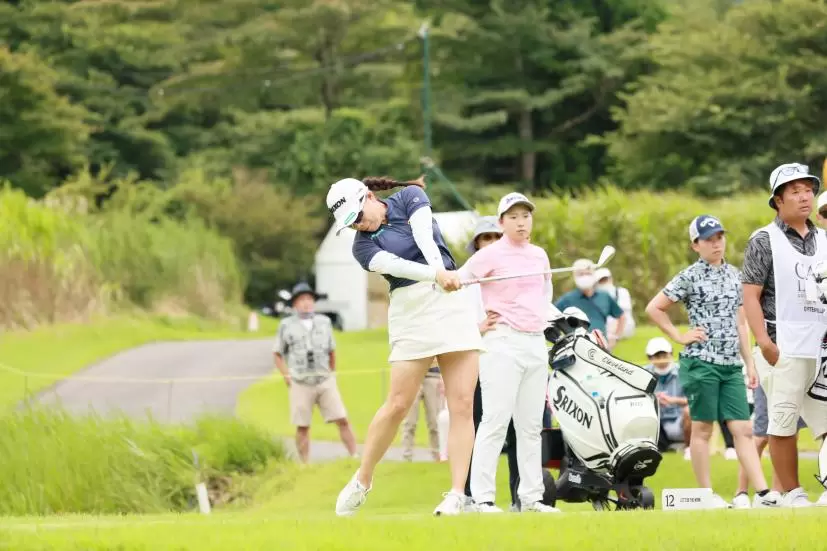 勝みなみのアイアンスイング（斜め前方）連続写真【CATレディス2022】