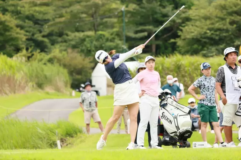 勝みなみのアイアンスイング（斜め前方）連続写真【CATレディス2022】