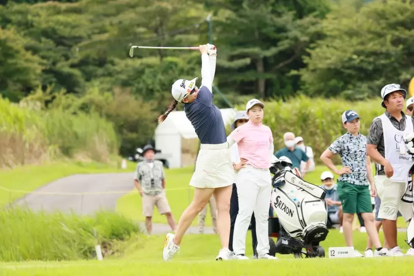 勝みなみのアイアンスイング（斜め前方）連続写真【CATレディス2022】