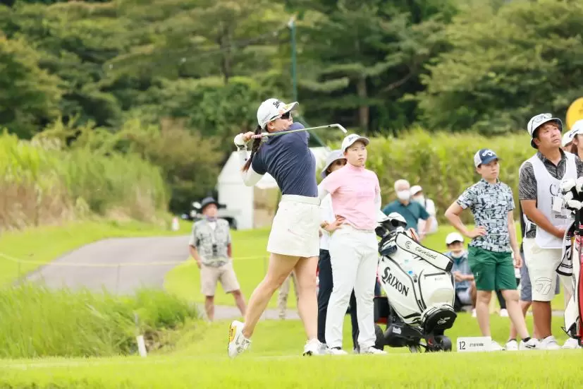 勝みなみのアイアンスイング（斜め前方）連続写真【CATレディス2022】