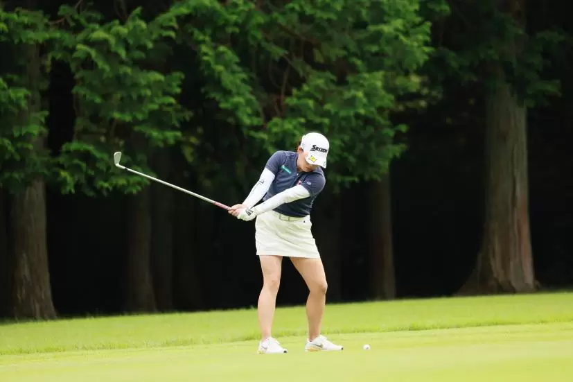 勝みなみのアイアンスイング（斜め後方）連続写真【CATレディス2022】