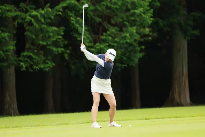 勝みなみのアイアンスイング（斜め後方）連続写真【CATレディス2022】