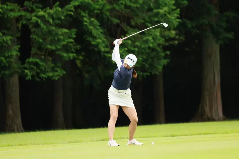 勝みなみのアイアンスイング（斜め後方）連続写真【CATレディス2022】