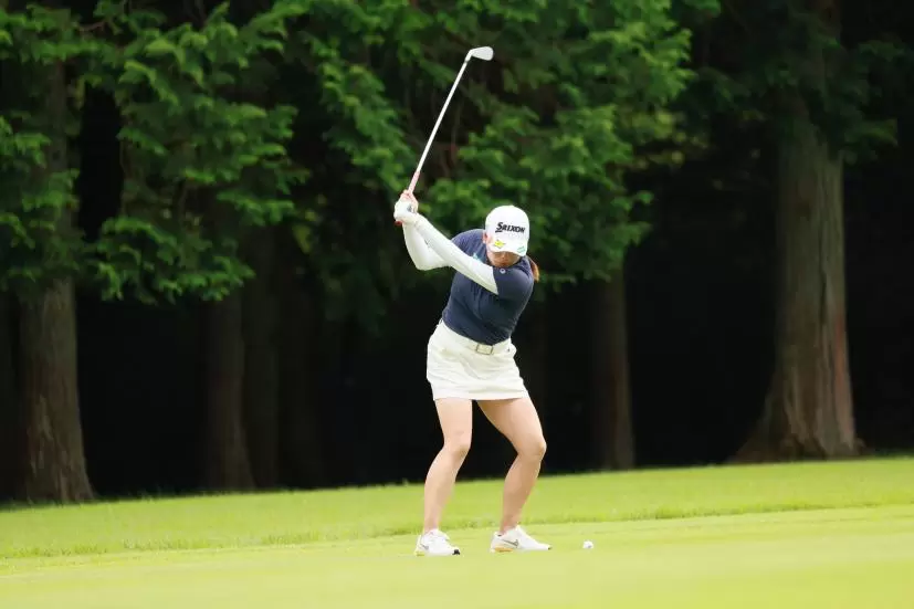 勝みなみのアイアンスイング（斜め後方）連続写真【CATレディス2022】